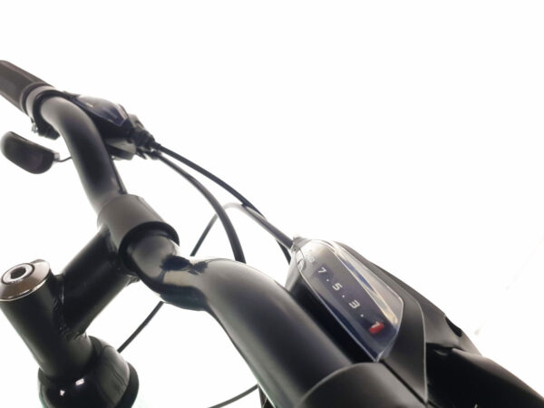 Cykelstyre med växelindikator, närbild.