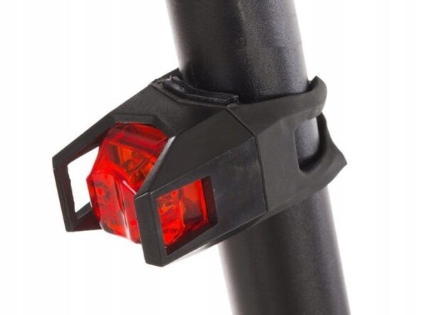 Cykellampa med rött ljus monterad på sadelstolpe.