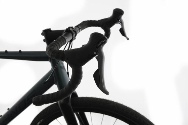 Närbild av cykelstyre och växelspak.