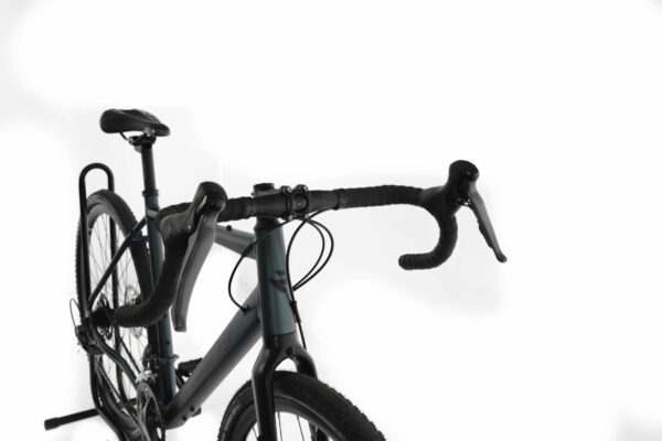 Moderna cykel med svarta handtag och sadel.