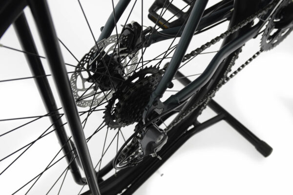 Cykelväxel och kedja på cykelram.