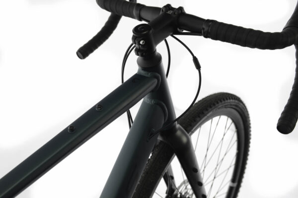 Cykelram och styre i närbild