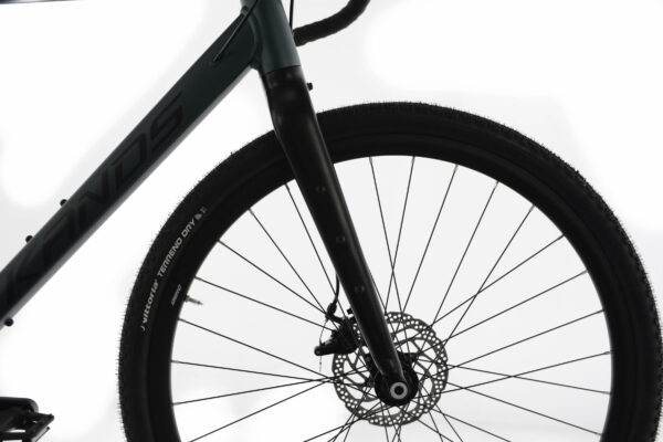 Närbild av cykelhjul och gaffel