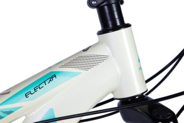 Närbild på vit Electra cykelram med blå detaljer.