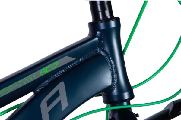 Detalj av cykelram med kablar.