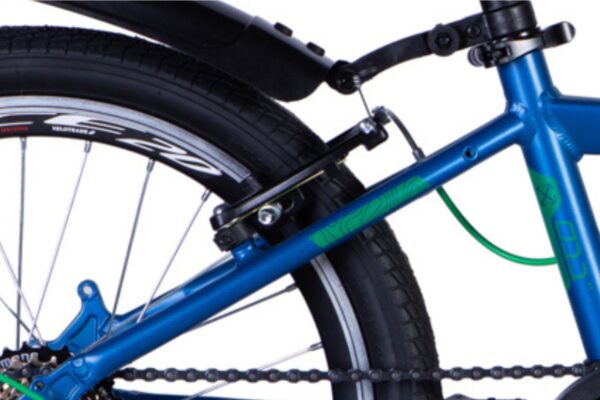 Närbild på cykeldäck och kedja