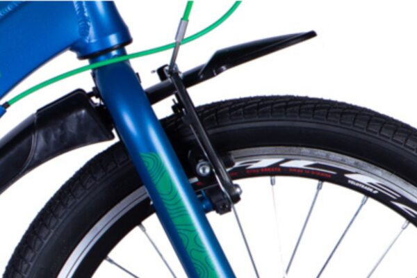 Blå cykel med svarta däck och grön kabel