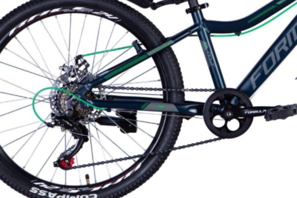 Närbild av cykelhjul och kedja