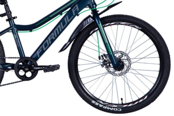 Blå mountainbike med skivbromsar och mönstrade däck