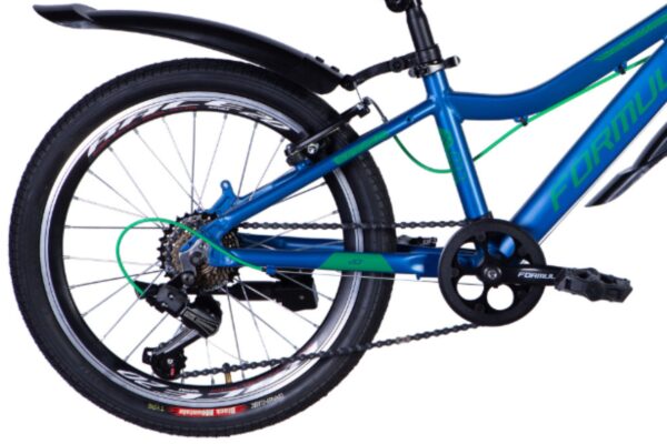 Blå mountainbike med grön kabel, bakre delen