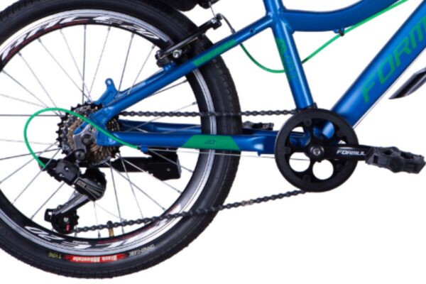 Cykelram och kedja i närbild, blå färg