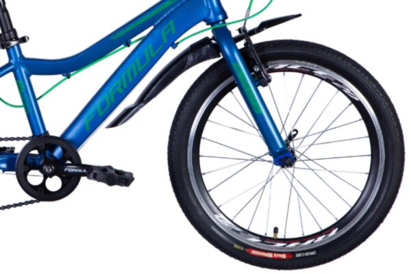 Blå cykel med gröna detaljer och svart stänkskärm.