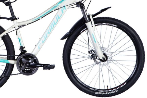 Vit mountainbike med svart hjul och blå dekaler.