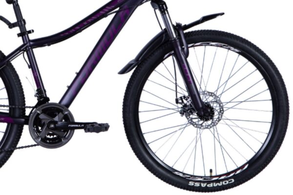 Lila mountainbike med svarta däck och fjädring