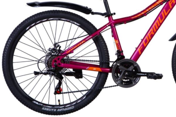 Cykel med röd ram och terrängdäck