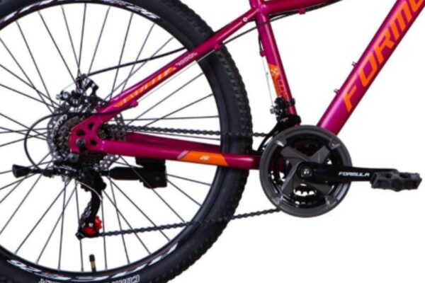 Röd mountainbike detaljvy med kugghjul och kedja