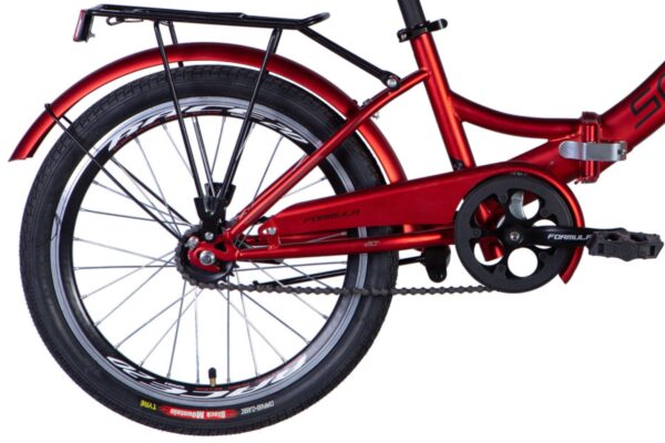 Röd cykelram med däck och kedja