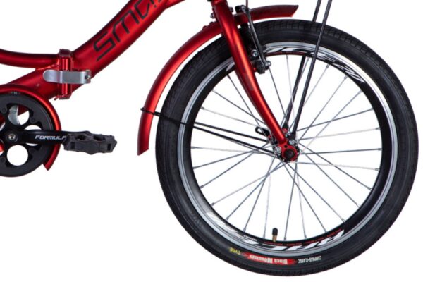 Röd cykelram och hjul närbild