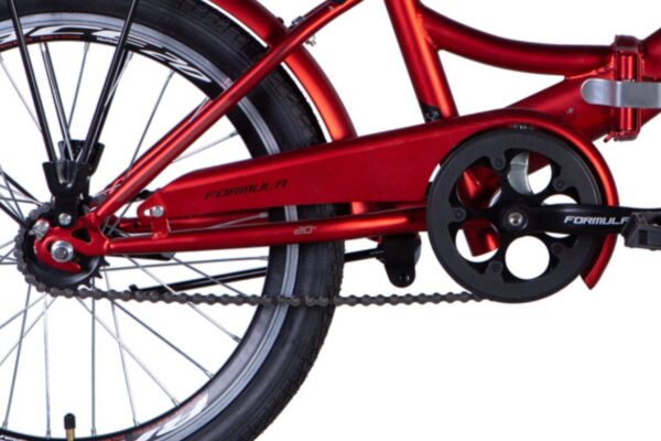 Röd cykelram med kedja och hjul närbild