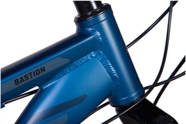 Närbild av blå cykelram med svetsade fogar.