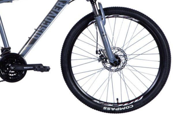 Cykeldetaljer med framhjul och pedaler.