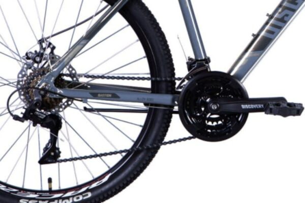 Detalj av cykel med växlar och kedja.