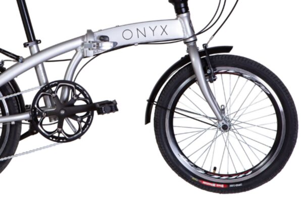 Hopfällbar cykel med silverram och svarta hjul