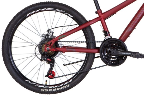 Röd cykel med svart ram och hjul