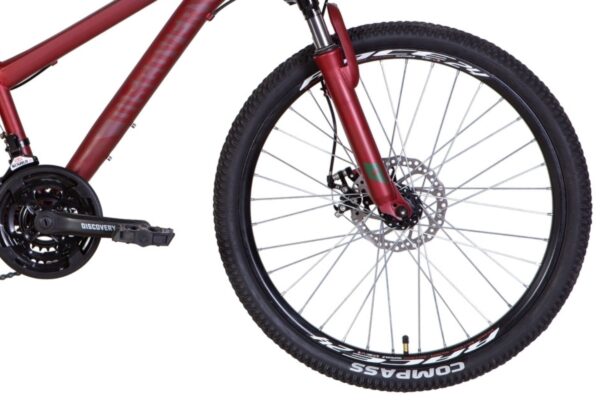 Del av röd mountainbike med svarta däck