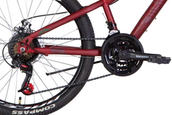 Cykelram och bakhjul med kedja och växlar.