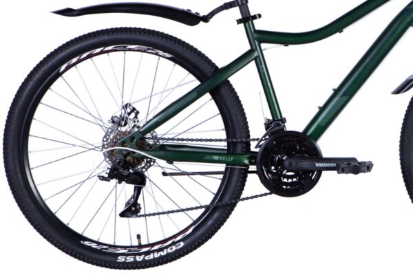 Del av grön mountainbike med kedja och hjul.