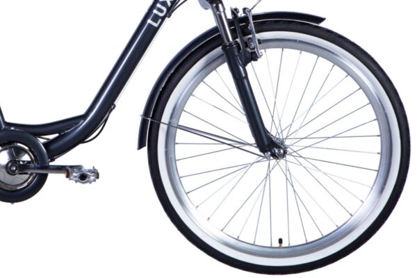 Cykelhjul med svart ram och silverekrar.