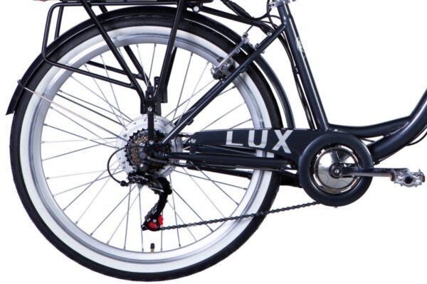 Närbild av cykelhjul och kedja på elcykel.