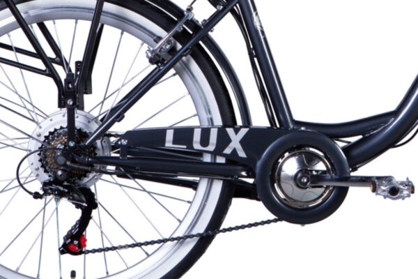 Närbild på cykelhjul och kedja, text LUX