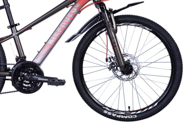 Mountainbike, svart och röd med tjocka däck