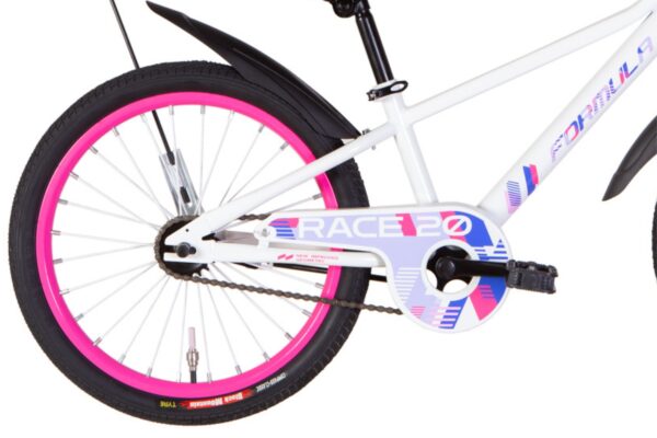 Cykel med rosa hjul och kedjeskydd.