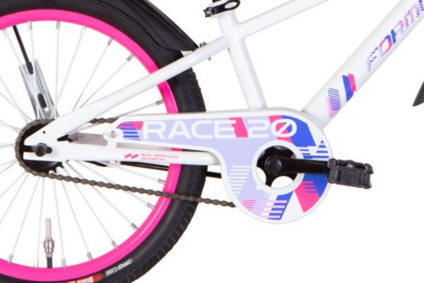 Cykel med rosa fälgar och kedjeskydd.