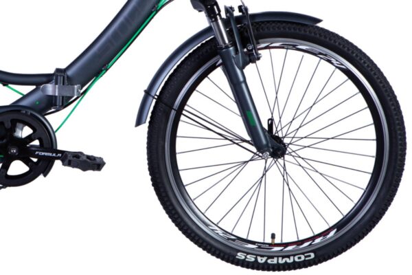 Närbild på cykelhjul med stänkskärm och däck