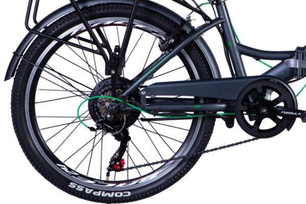 Närbild av svart cykeldäck och kedja