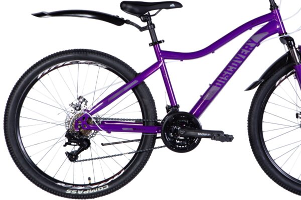 Lila mountainbike med svarta detaljer och skärmar.