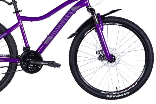 Lila mountainbike med svarta hjul och skivbromsar.