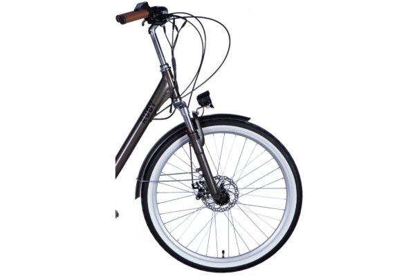 Närbild av en cykelframgaffel och hjul