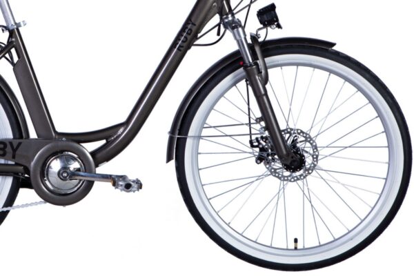 Cykel framhjul och pedal i närbild.