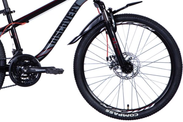 Mountainbike med robust ram och terrängdäck