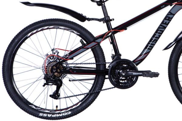 Mountainbike med svarta och röda detaljer