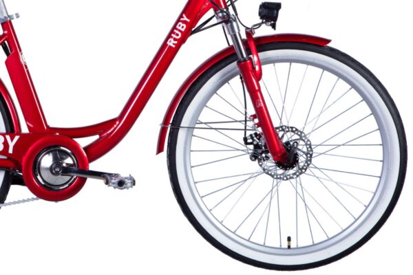 Röd cykelram och framhjul med skivbroms