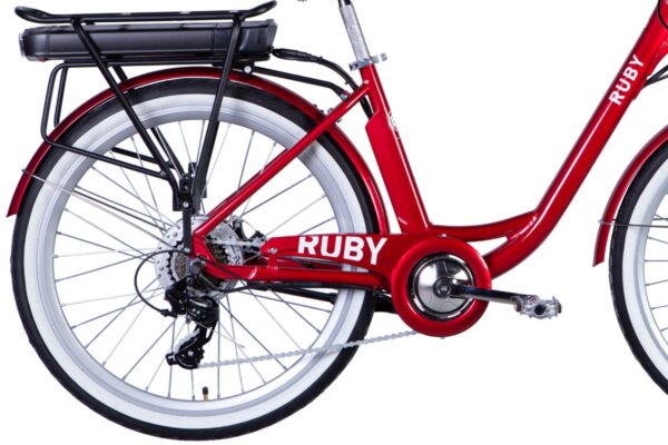 Röd elcykel med batteri och växlar, märkt RUBY.