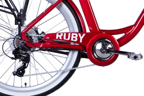 Röd cykelram med vit text och hjul