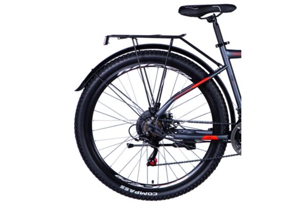 Cykel bakhjul med stänkskärm och cykelställ.