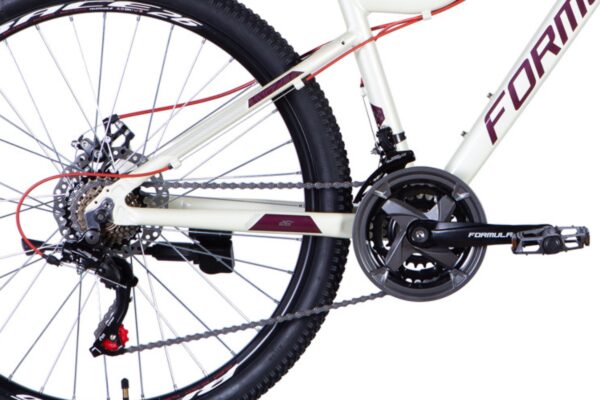 Cykelmekanism med trampor och bromsar närbild.